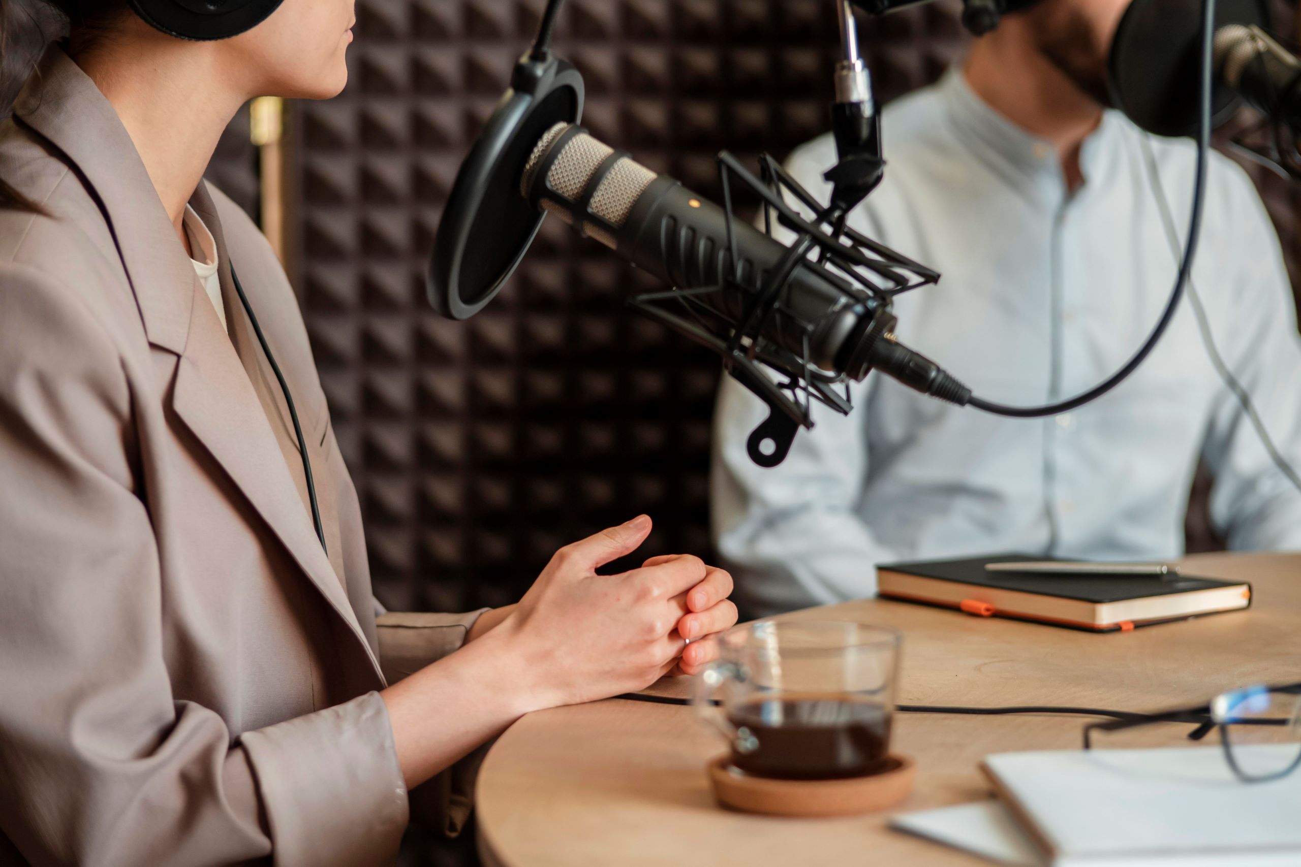 Os podcasts têm se tornado uma forma popular e eficaz de consumir conteúdo, permitindo que as pessoas se conectem e aprendam enquanto estão em movimento. Se você está buscando aumentar sua visibilidade, construir autoridade em seu nicho de mercado e se conectar de forma mais íntima com seu público, a gravação de podcasts pode ser a solução perfeita. Neste artigo, exploraremos o poder dos podcasts e como a BP Marketing pode ajudá-lo a criar e promover um podcast profissional que se destaque na multidão.