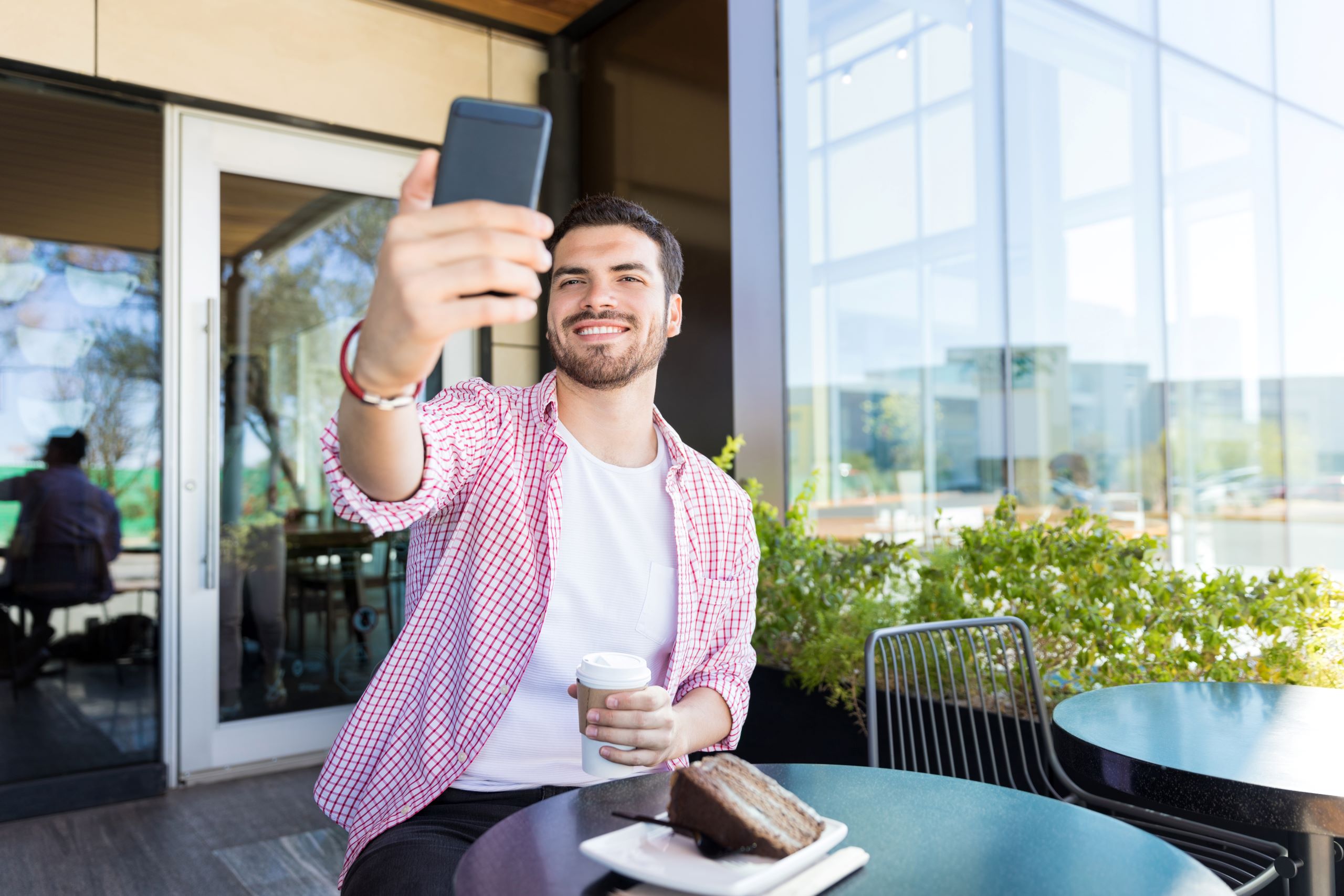 Os stories nas redes sociais, especialmente no Instagram e Facebook, têm se tornado uma ferramenta essencial no marketing digital. Com seu formato efêmero e dinâmico, eles oferecem uma maneira única de engajar o público, aumentar a visibilidade da marca e promover produtos ou serviços de forma autêntica e imediata. Neste artigo, exploraremos a importância dos stories no marketing digital e como eles podem beneficiar sua estratégia de marketing.